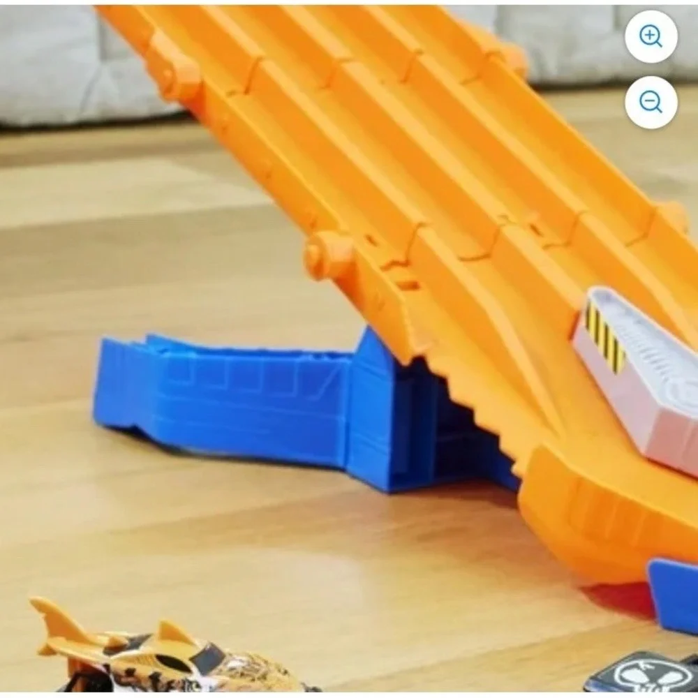 (5)Hot Wheels Monster Trucks Race Down Destruction Track Sharks VS Dinos Playset